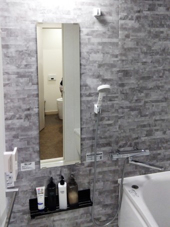 ふわっとやわらかな踏み心地の床は浴室一歩目から安心感　中野区S様邸